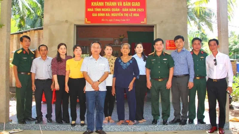 Trao 15 căn nhà “Nghĩa tình quân - dân” cho gia đình chính sách