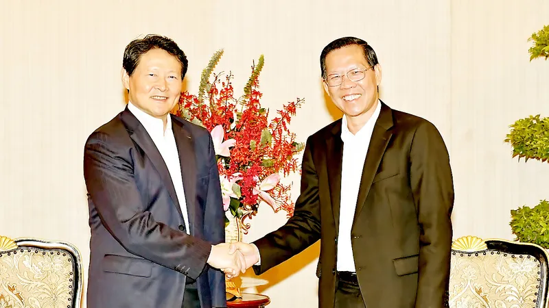 Chủ tịch UBND TPHCM Phan Văn Mãi tiếp Chủ tịch Hội nghiên cứu Xây dựng Đảng toàn quốc Trung Quốc Lý Trí Dũng. Ảnh: VIỆT DŨNG