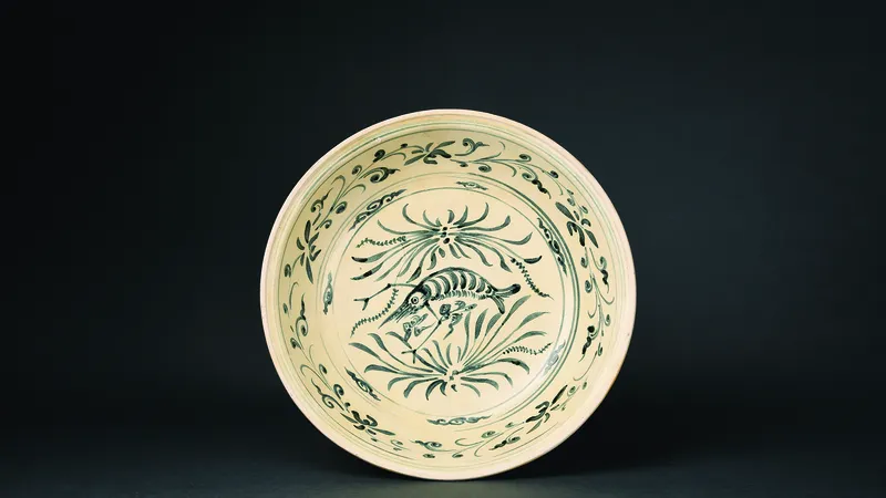 Dĩa gốm sứ Chu Đậu, thời Lê - thế kỷ 15