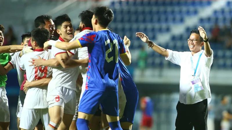 HLV Hoàng Anh Tuấn cùng các học trò vô địch tại giải U23 Đông Nam Á 2023