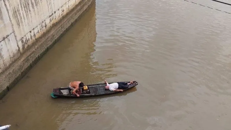 Ô tô bất ngờ lao xuống sông Đồng Nai