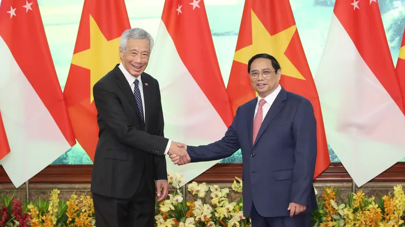 Thủ tướng Phạm Minh Chính và Thủ tướng Singapore Lý Hiển Long. Ảnh: QUANG PHÚC