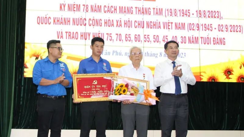 Đồng chí Dương Ngọc Hải trao Huy hiệu Đảng cho đảng viên Châu Hiếu Sâm