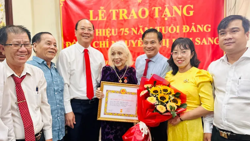 Phó Bí thư Thành ủy TPHCM Nguyễn Hồ Hải cùng lãnh đạo huyện Bình Chánh chúc mừng đồng chí Nguyễn Thị Kim Sang và người thân. Ảnh: CHÍ THẠCH