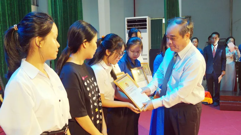 Tuyên dương các tân sinh viên có thành tích xuất sắc trong học tập