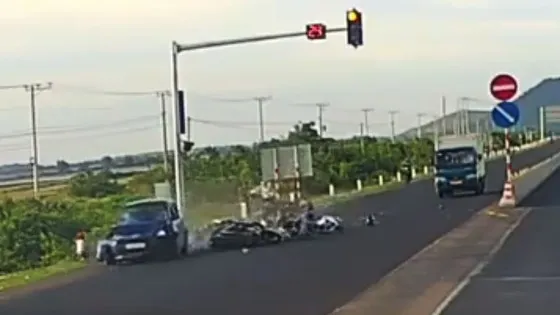 Ô tô tông hàng loạt xe máy dừng đèn đỏ, người bị thương nằm la liệt trên đường