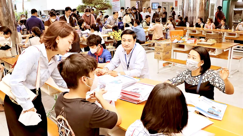Cán bộ Trường Đại học Công nghiệp TPHCM hướng dẫn thí sinh làm thủ tục nhập học