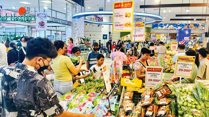 Người tiêu dùng chọn mua hàng tại Aeon Mall Tân Phú dịp nghỉ lễ
