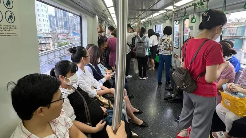 Tàu Cát Linh - Hà Đông đông khách trong giờ cao điểm