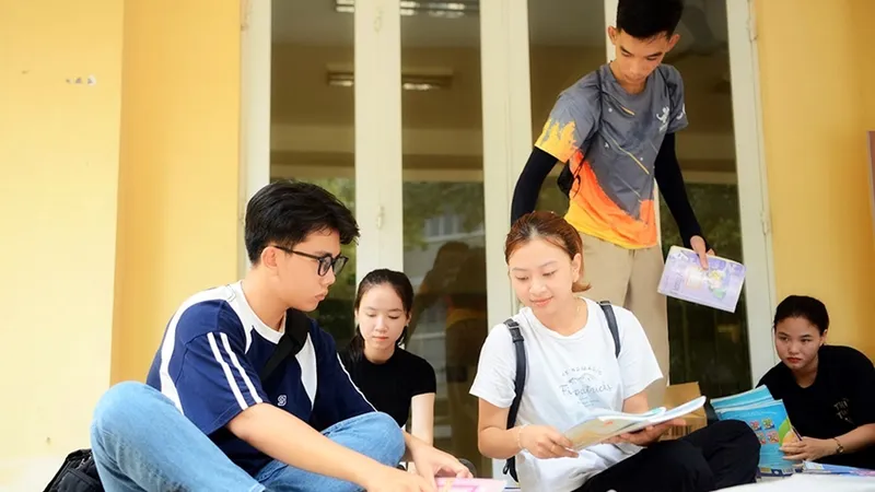 Sinh viên Trường đại học Sư phạm phân loại sách trước khi chuyển vào Gia Lai. Ảnh: Báo Thừa Thiên Huế