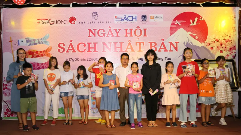 Tặng sách cho các em học sinh tham gia hoạt động tại Đường sách Vũng Tàu