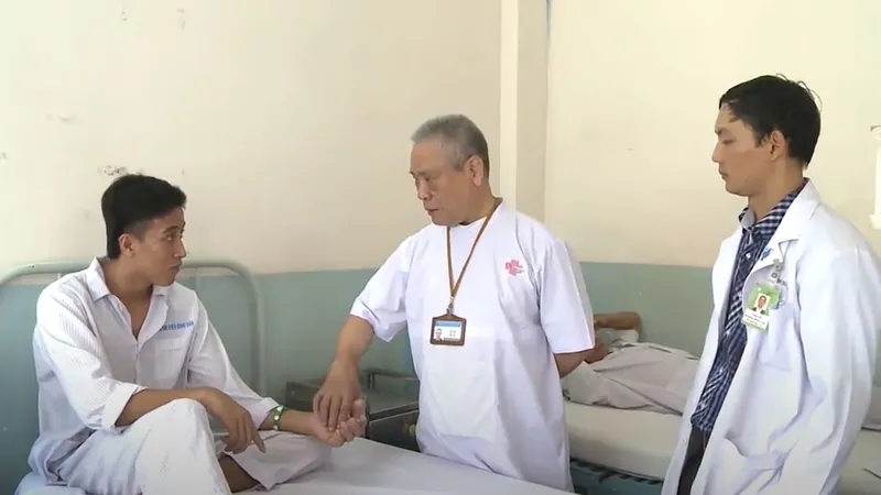 GS-TS-BS Văn Tần trong một lần thăm khám cho người bệnh. Ảnh: TƯ LIỆU