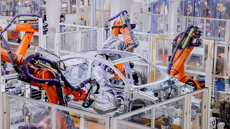Các cánh tay robot sản xuất ô tô tại một nhà máy ở TP Thanh Đảo, tỉnh Sơn Đông, Trung Quốc