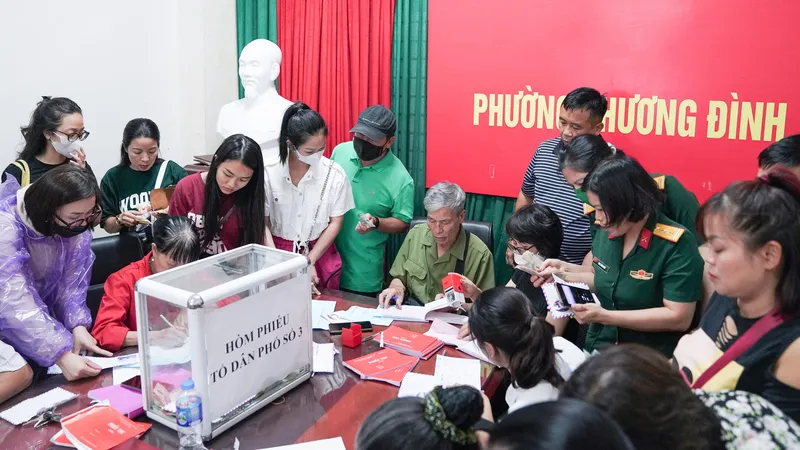 Ngày 15-9, nhiều người dân tiếp tục đến phường Khương Đình, quận Thanh Xuân, Hà Nội quyên góp, chia sẻ mất mát với các gia đình nạn nhân vụ cháy. Ảnh: ĐỖ TRUNG