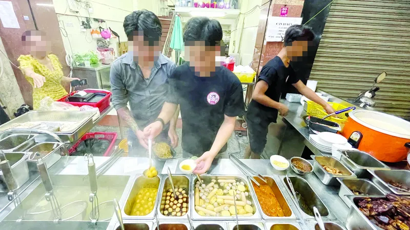 Một quán ăn lề đường trên đường Hậu Giang, quận 6, TPHCM. Ảnh: HOÀNG HÙNG