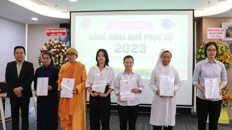Quỹ Từ thiện Bông hồng nhỏ trao học bổng "Bông hồng nhỏ phục vụ" 2023