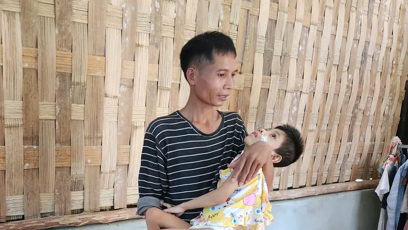 Thân hình cháu Alăng Thị Hồng Ánh gầy gò, teo tóp, cha mẹ phải ở nhà thay phiên chăm sóc cháu