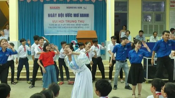 Trao thư viện và tổ chức trung thu cho học sinh nghèo tại Bến Tre