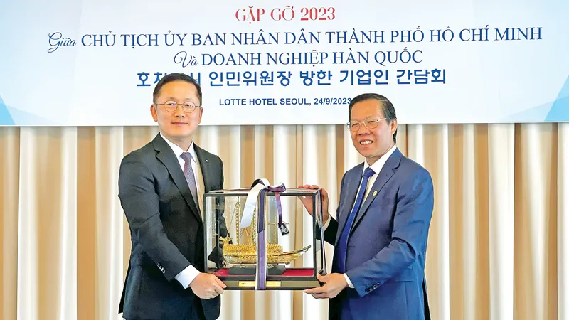 Ông Han Sangdeok, Phó Chủ tịch Công ty TNHH Samsung Engineering tặng quà lưu niệm Chủ tịch UBND TPHCM Phan Văn Mãi