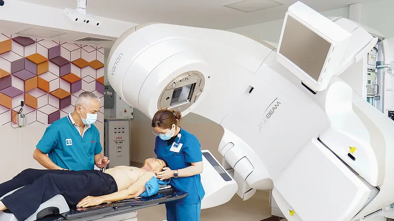 Bác sĩ BV Ung bướu 2 điều trị bệnh ung thư bằng máy móc hiện đại 