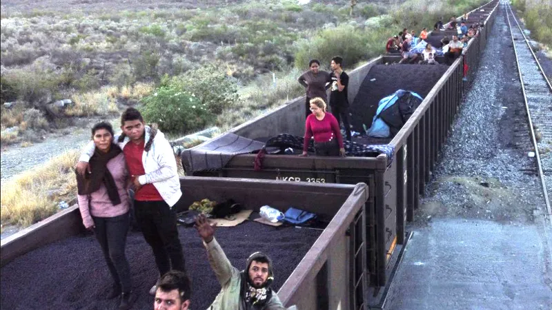 Những người xin tị nạn đang trên một tàu chở hàng tại thành phố El Carmen, Mexico hướng tới Mỹ. Ảnh: Reuters
