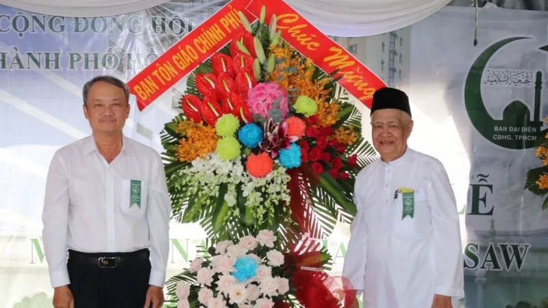 Đại diện Ban Tôn giáo Chính phủ tặng hoa chúc mừng Đại lễ Maulid Nabi Muhammad năm 1445 Hồi lịch