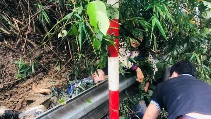 Giải cứu hai cô giáo bị sạt lở núi vùi lấp trên đường đi dạy về