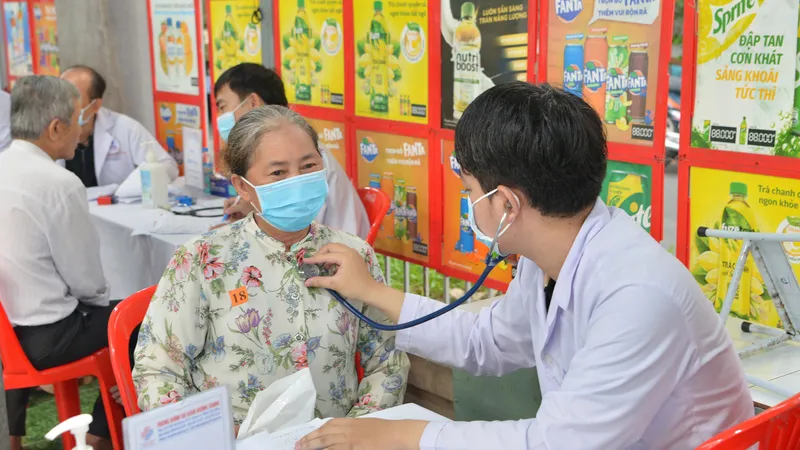 Khám bệnh miễn phí cho người cao tuổi tại quận 6, TPHCM. Ảnh: CAO THĂNG