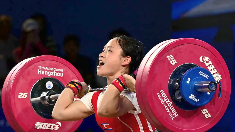 Nữ lực sĩ Ri Song-gum đã tạo nên khoảnh khắc ấn tượng bậc nhất tại Asiad 19