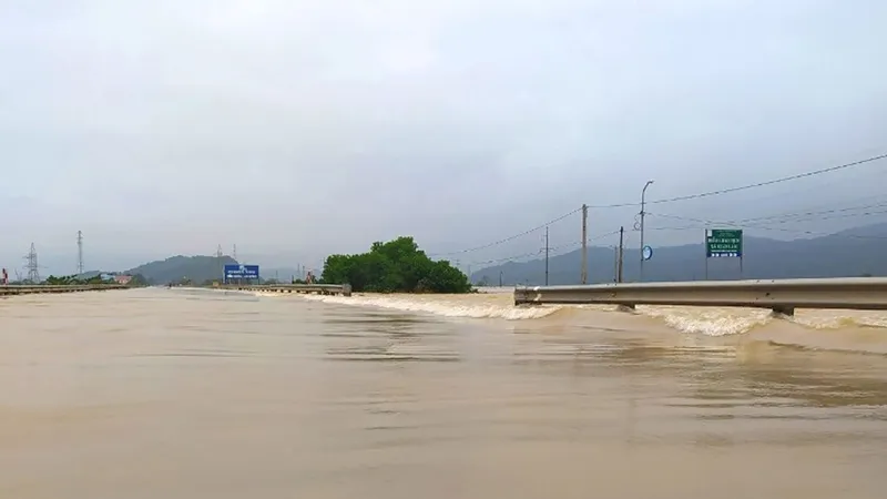 Học sinh vùng lũ Nghệ An: Đường đến trường khó càng thêm khó