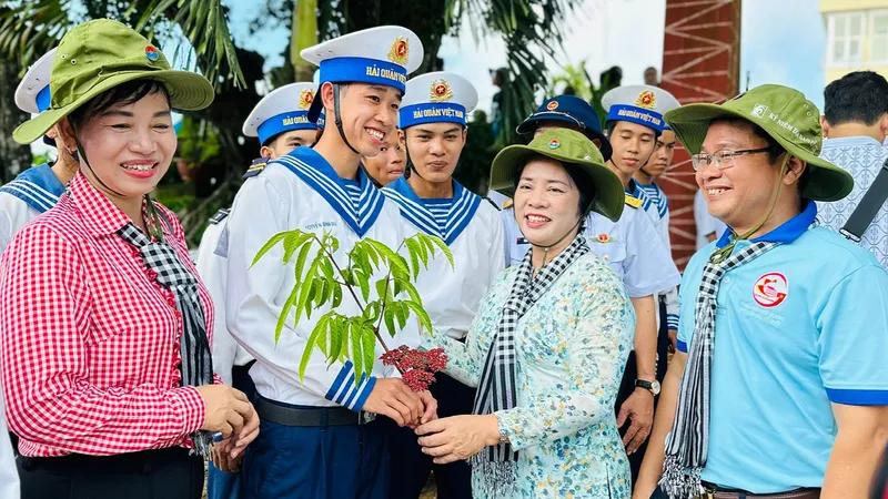Đến với nơi đảo xa mà gần