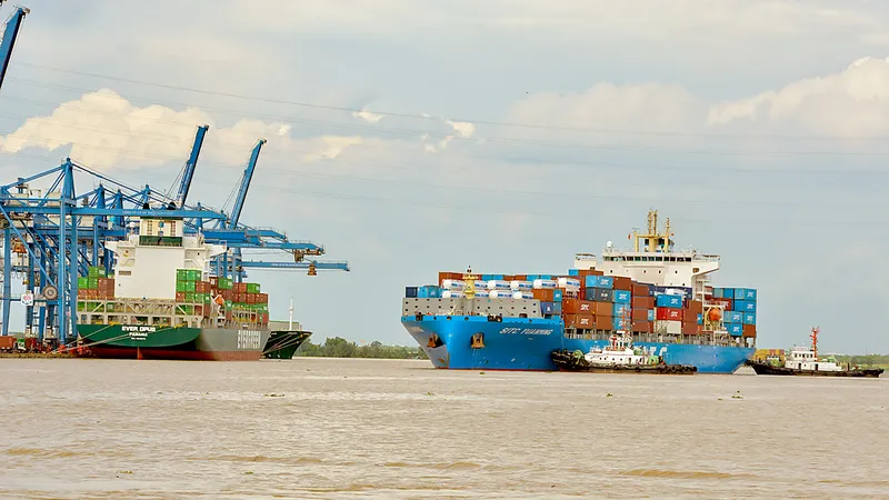 Tàu biển chở hàng vào cảng Tân Cảng Cát Lái. Ảnh: CAO THĂNG