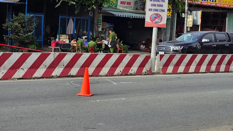 Bình Dương: Xe máy tông dải phân cách, 3 người tử vong 