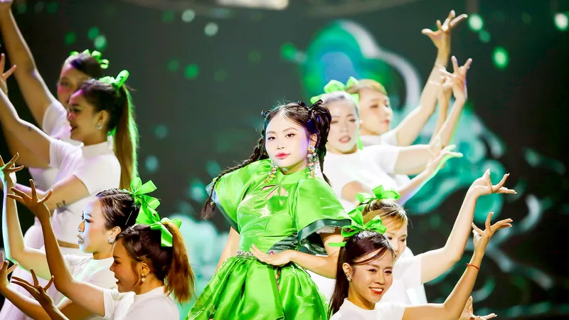 Phương Mỹ Chi biểu diễn trong chương trình Viet Nam Stronger do Báo SGGP và Hội Doanh nhân trẻ TPHCM phối hợp tổ chức tối 13-10. Ảnh: DŨNG PHƯƠNG