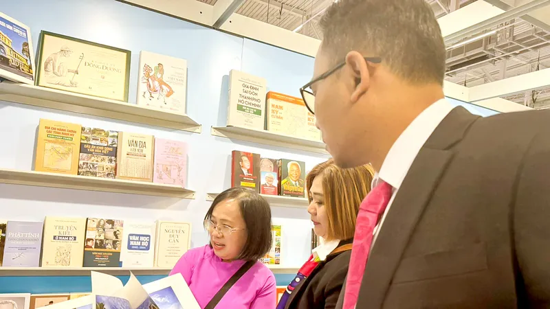 Bà Đinh Thị Thanh Thủy, Phó Chủ tịch Hội Xuất bản Việt Nam, Giám đốc - Tổng Biên tập Nhà xuất bản Tổng hợp TPHCM, giới thiệu với khách quốc tế các ấn phẩm trong gian hàng sách TPHCM