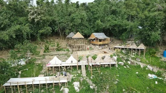 Một homestay trên Núi Cấm đang được chủ đầu tư tháo dỡ một phần trong những ngày gần đây 