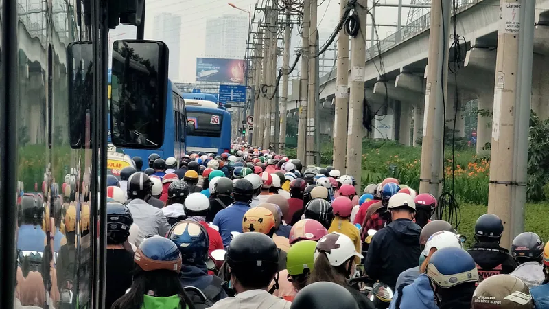Đông xe khi lưu thông lên cầu Rạch Chiếc vào mỗi sáng trên xa lộ Hà Nội hướng từ ngã tư Thủ Đức đến cầu Sài Gòn. Ảnh: HOÀNG HÙNG