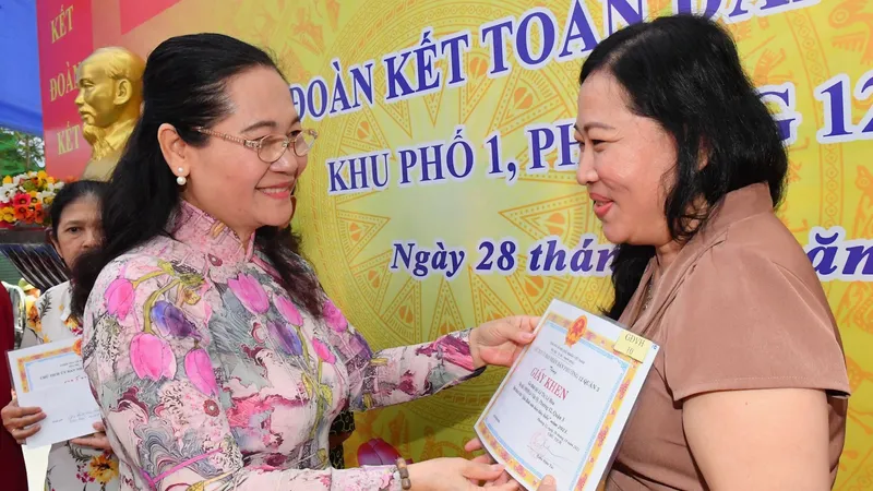 Chủ tịch HĐND TPHCM Nguyễn Thị Lệ tuyên dương gia đình văn hóa tiêu biểu. Ảnh: VIỆT DŨNG 