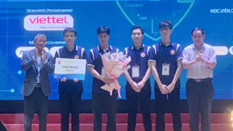 Ông Nguyễn Thành Hưng, Chủ tịch VNISA trao giải Nhất cuộc thi cho đội thi Học viện Kỹ thuật mật mã. Ảnh: CAND