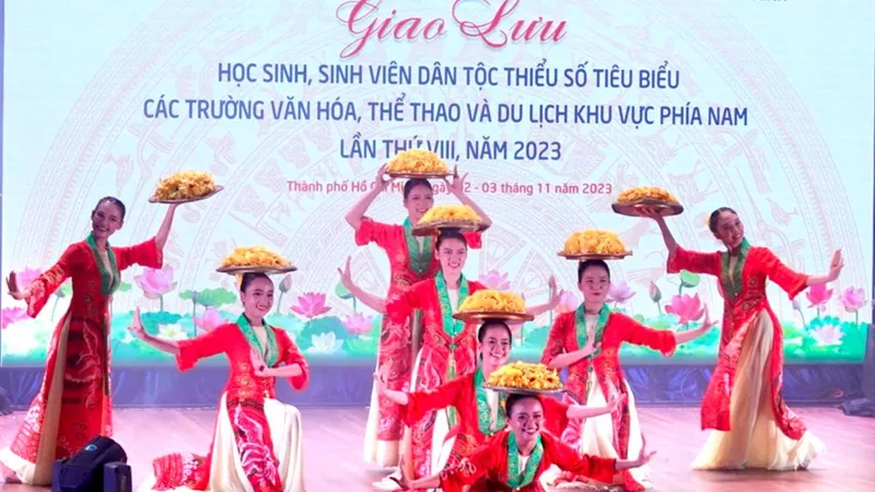 Tiết mục múa "Nồng nàn phương Nam" của HSSV trường Trung cấp Múa TPHCM. Ảnh: THÚY BÌNH.