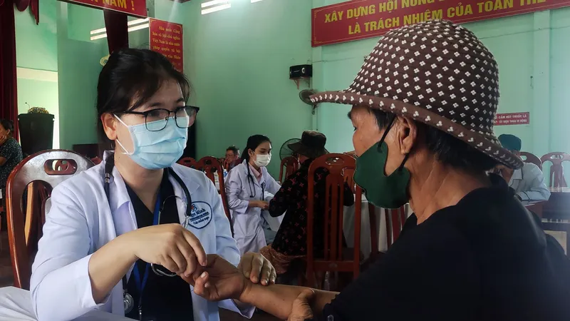 Người dân xã Hàm Chính, huyện Hàm Thuận Bắc được bác sĩ khám khớp ngón tay