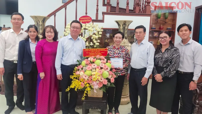 Phó Chủ tịch UBND TPHCM Nguyễn Văn Dũng thăm nhà giáo tiêu biểu