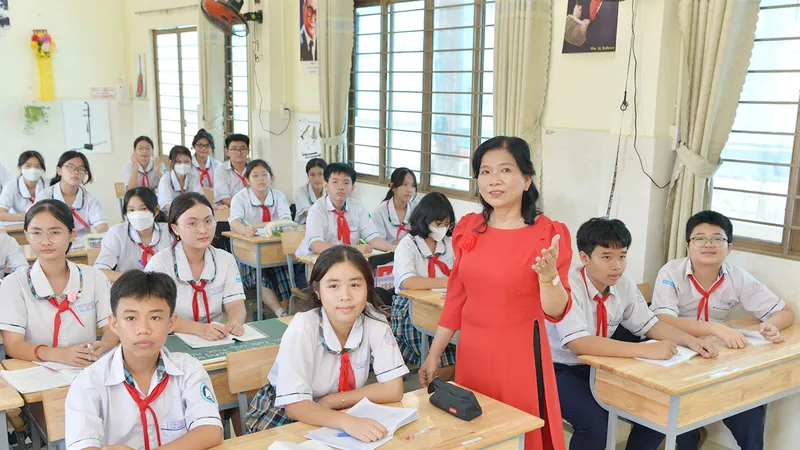 Cô Nguyễn Thị Minh Duyên, Trường THCS Hiệp Phước, huyện Nhà Bè, TPHCM trong giờ lên lớp. Ảnh: CAO THĂNG