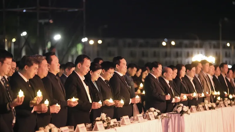 Các đại biểu thắp nến tưởng niệm các nạn nhân tử vong do tai nạn giao thông tại buổi lễ. Ảnh: T.ĐẠT/TTXVN