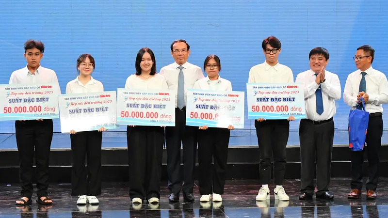 Bí Thư Thành ủy TPHCM Nguyễn Văn Nên trao học bổng “Tiếp sức đến trường” cho các bạn tân sinh viên. Ảnh: VIỆT DŨNG