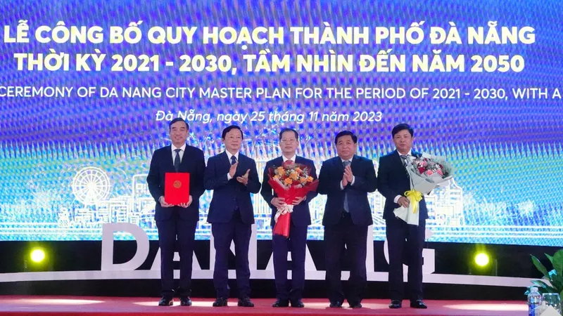 Phó Thủ tướng Chính phủ Trần Hồng Hà trao quyết định phê duyệt Quy hoạch TP Đà Nẵng thời kỳ 2021 - 2030, tầm nhìn đến năm 2050. Ảnh: XUÂN QUỲNH