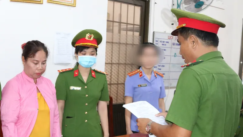 Bà Đẹp tại cơ quan công an. Ảnh: PHẠM HƠN