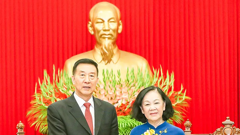 Đồng chí Trương Thị Mai tiếp đồng chí Vương Dũng. Ảnh: VIẾT CHUNG