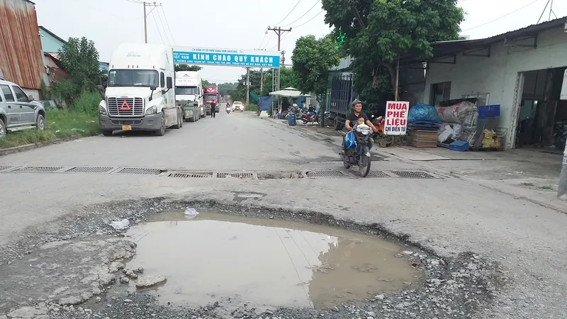 Xuất hiện một cái hố lớn sâu hoắm tại đầu hẻm 44 trên đường Hoàng Hữu Nam