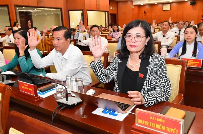 Đại biểu HĐND TPHCM biểu quyết tại kỳ họp thứ 12, ngày 11-11-2023. Ảnh: VIỆT DŨNG